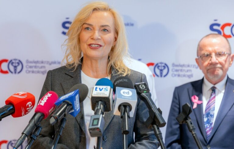 Co 40 minut dramatyczna diagnoza. Renata Janik apeluje do mieszkańców Marszałek województwa świętokrzyskiego Renata Janik podczas konferencji w Świętokrzyskim Centrum Onkologii zachęcała mieszkańców do rejestracji w bazie dawców szpiku. Urząd Marszałkowski w Kielcach jako pierwszy w kraju przystąpił do akcji „Samorząd z Sercem”.