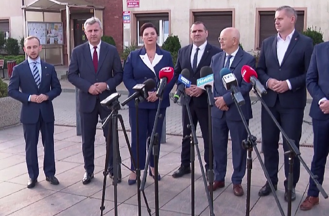 Siedem gmin wystąpiło przeciw Kielcom. Mówią jednym głosem: nie! Włodarze siedmiu gmin sprzeciwiają się pomysłowi włączenia części ich terenów do Kielc. Swoje stanowisko chcą przedstawić podczas sesji rady miasta 15 października.