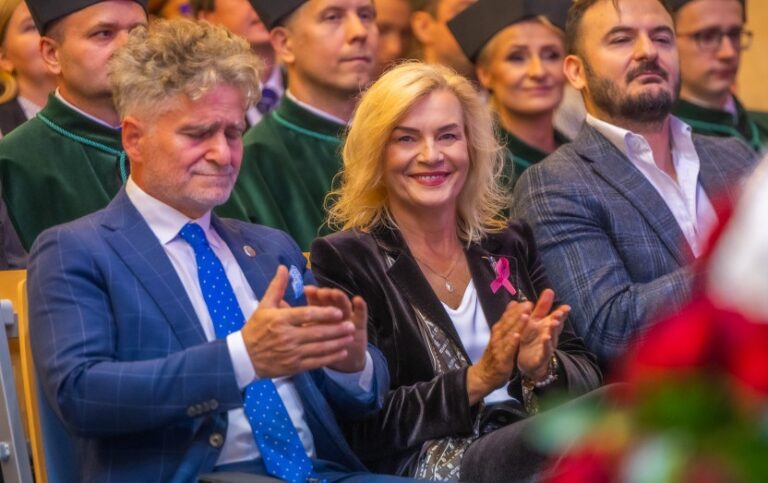 Marszałek Renata Janik uczestniczyła w inauguracji roku akademickiego 2026/2027 na Politechnice Świętokrzyskiej. Samorząd województwa wspiera studentów stypendiami oraz finansuje przedsięwzięcia rozwijające zaplecze edukacyjne uczelni.