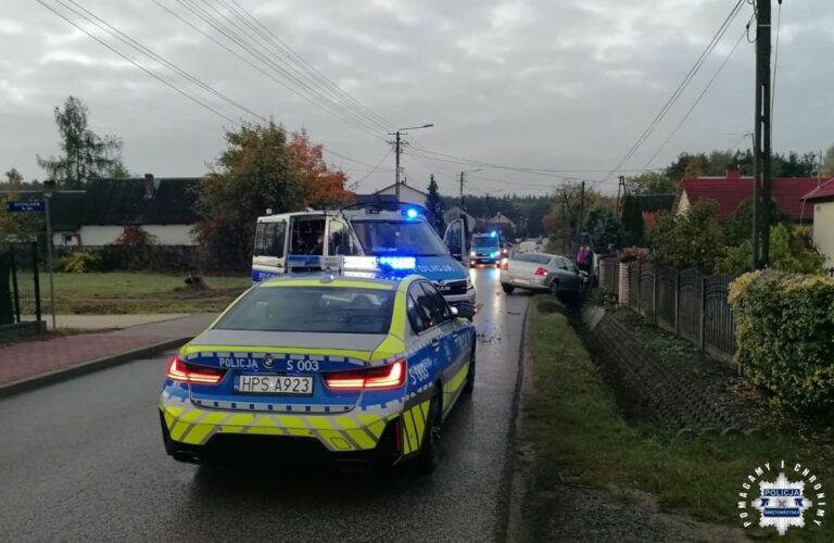 Pościg w Świętokrzyskiem. 22-latek uderzył w radiowóz i wpadł do rowu